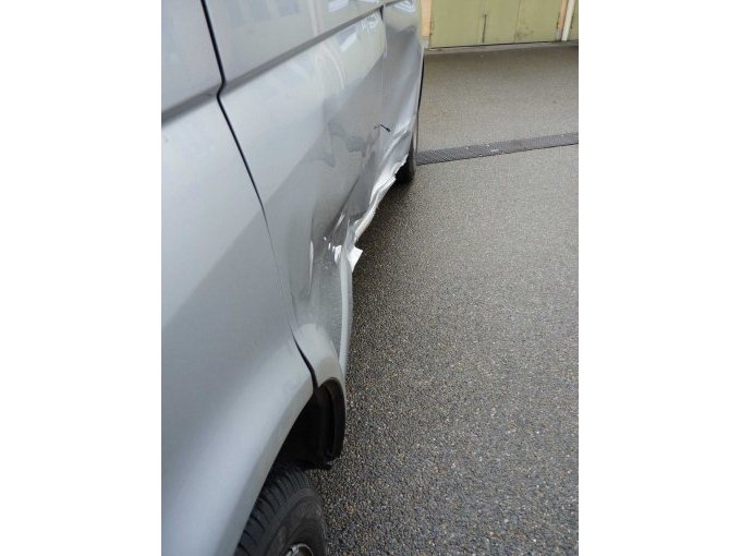 Nahaufnahme Unfallschaden links von vorne