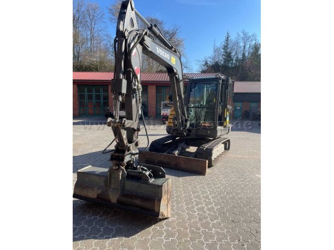 Volvo Bagger vorne