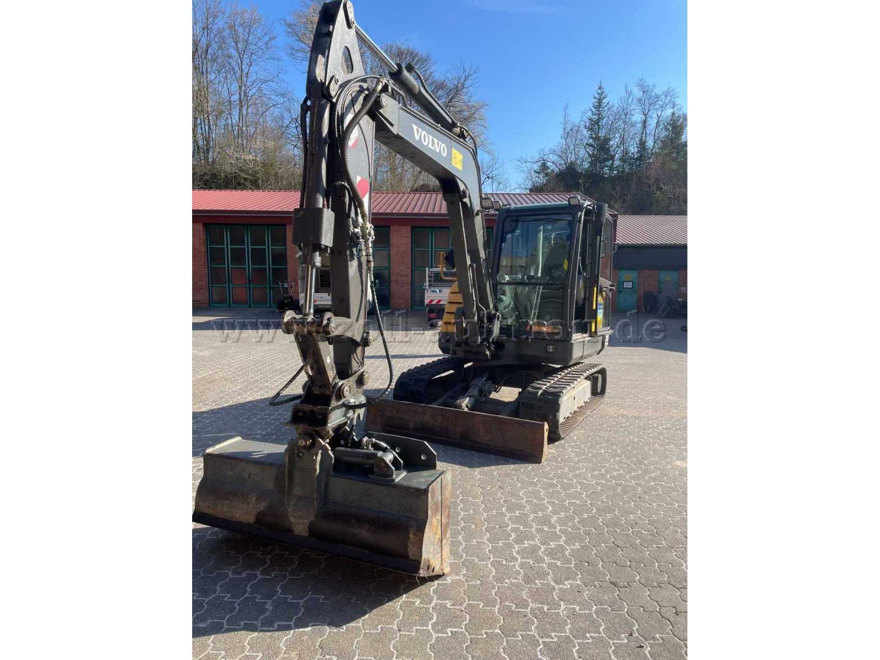 Volvo Bagger vorne