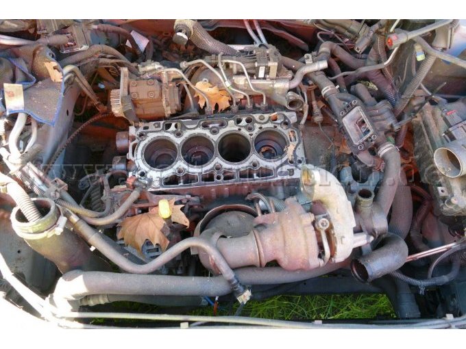 teildemontierter Motor