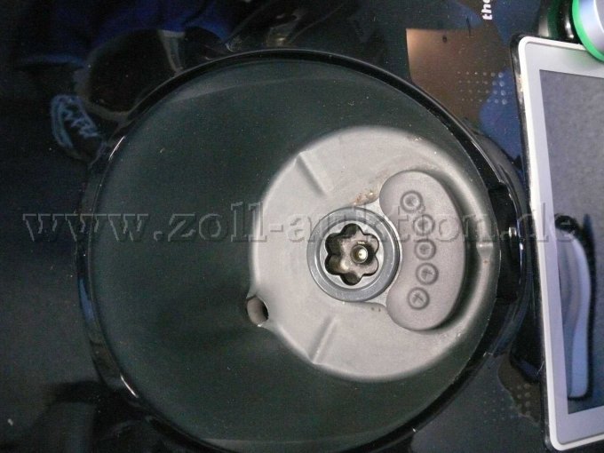 Thermomix TM6, Blick in die Mixtopfaufnahme und Verschmutzungen am Kontaktbereich