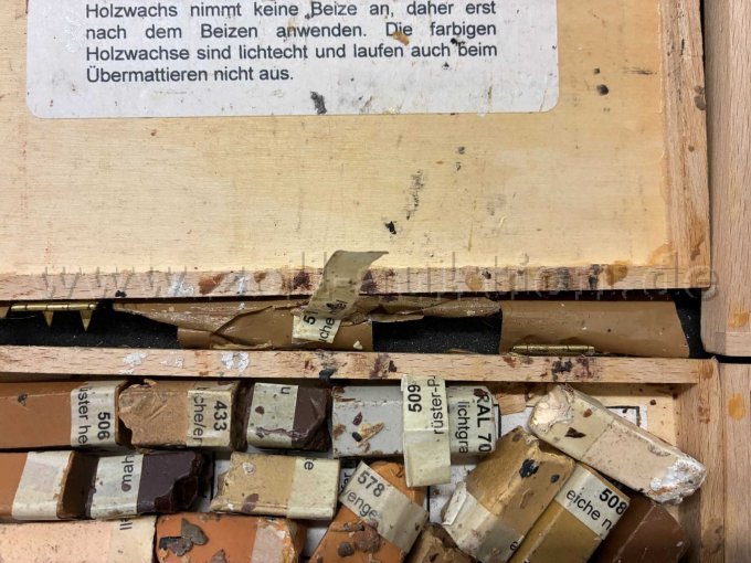 Holzwachsstangen Kiste mit Klebeband geklebt von innen