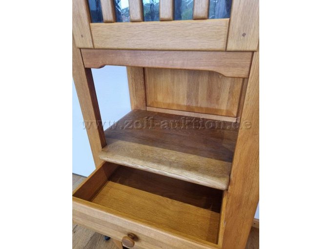 Schrank mittig
