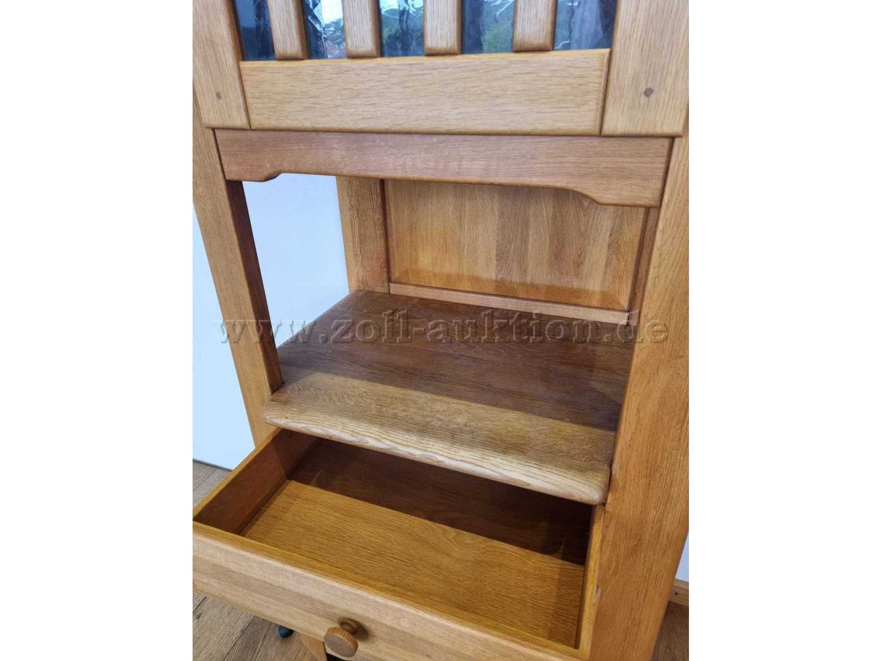 Schrank mittig