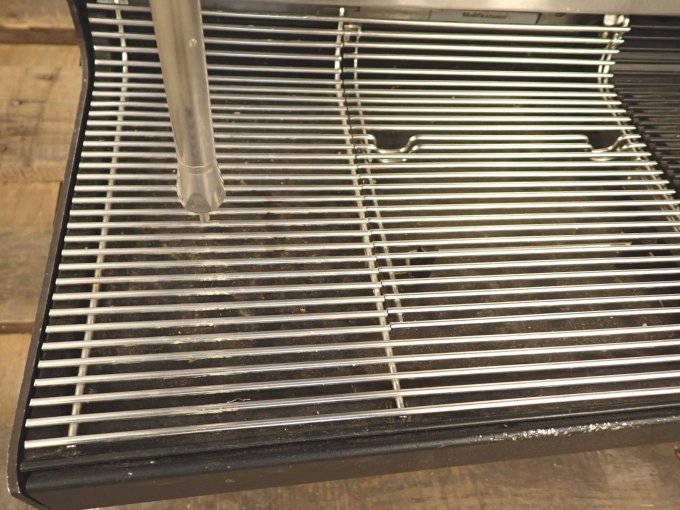 Abstellgitter für die Kaffeetassen, Rückstände von Kalk und Kaffee