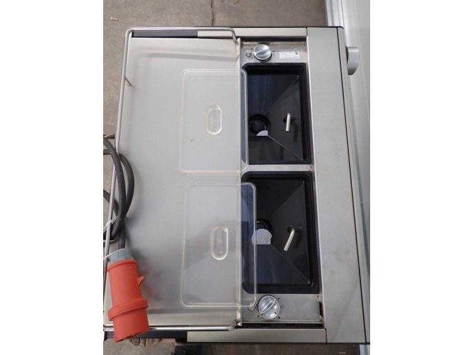 Blick von oben auf die Kaffeemaschine.
Auffüllkammern für die Kaffeebohnen