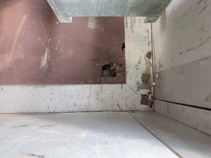 Loch Ladeboden hinten rechts am Eck