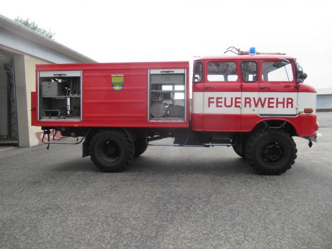 rechts mit Schübe offen