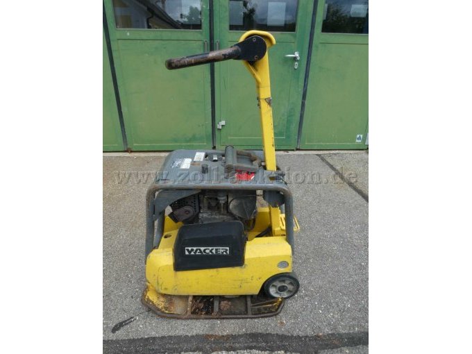 1 Wacker Neuson Rüttelplatte DPU 2550H, defekt, gebraucht: Ansicht von links, Deichsel hochgeklappt