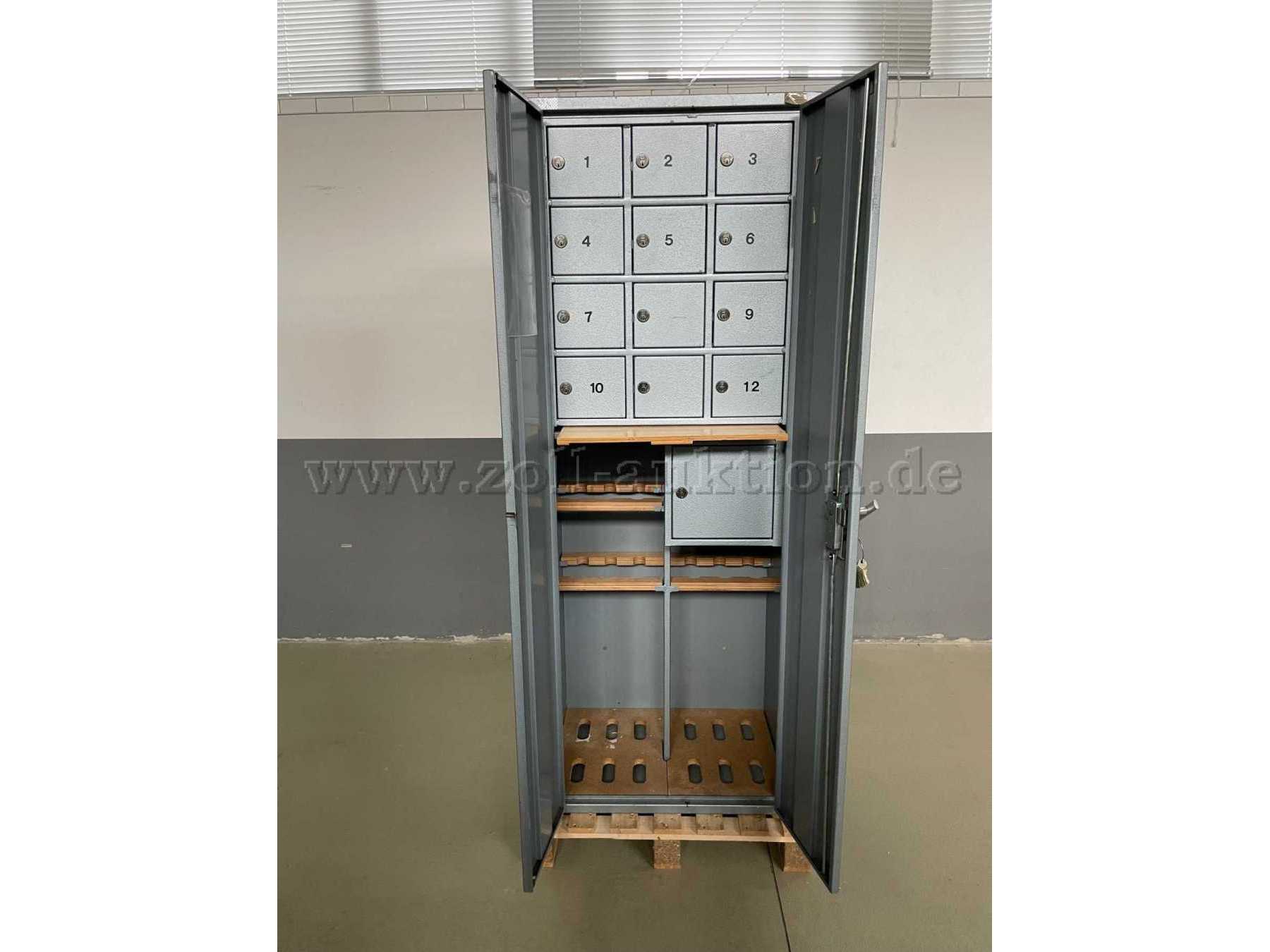 Schrank geöffnet