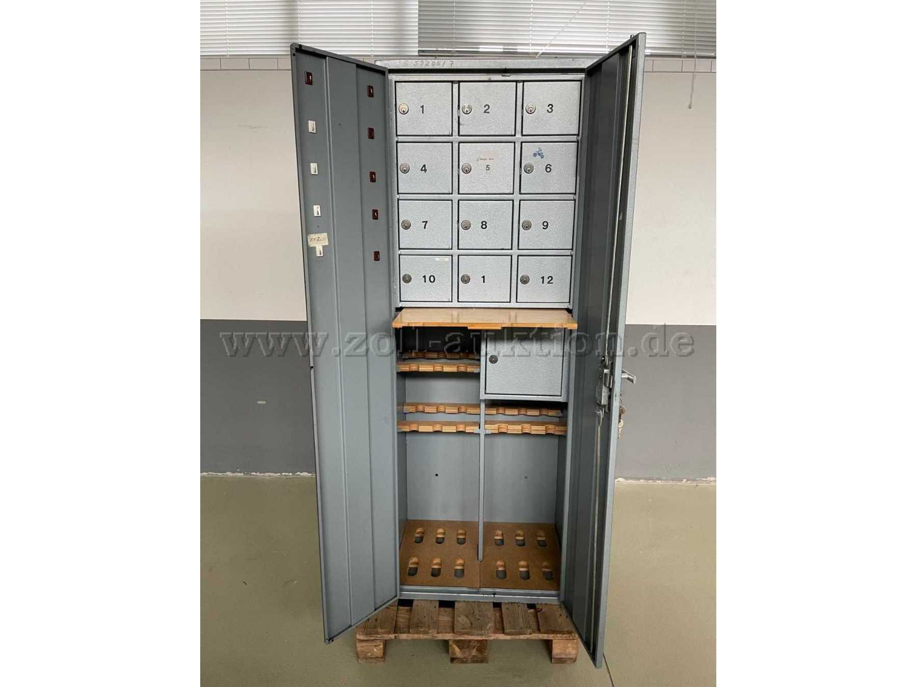 Schrank geöffnet