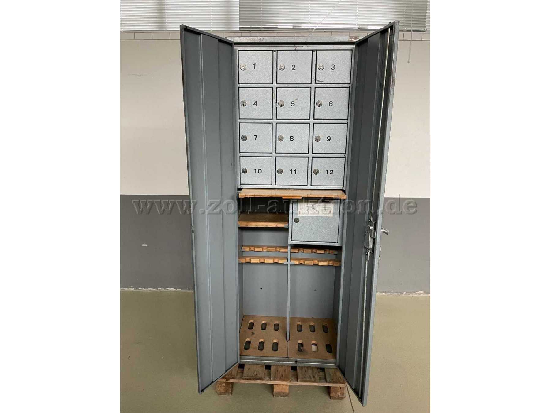 Schrank geöffnet