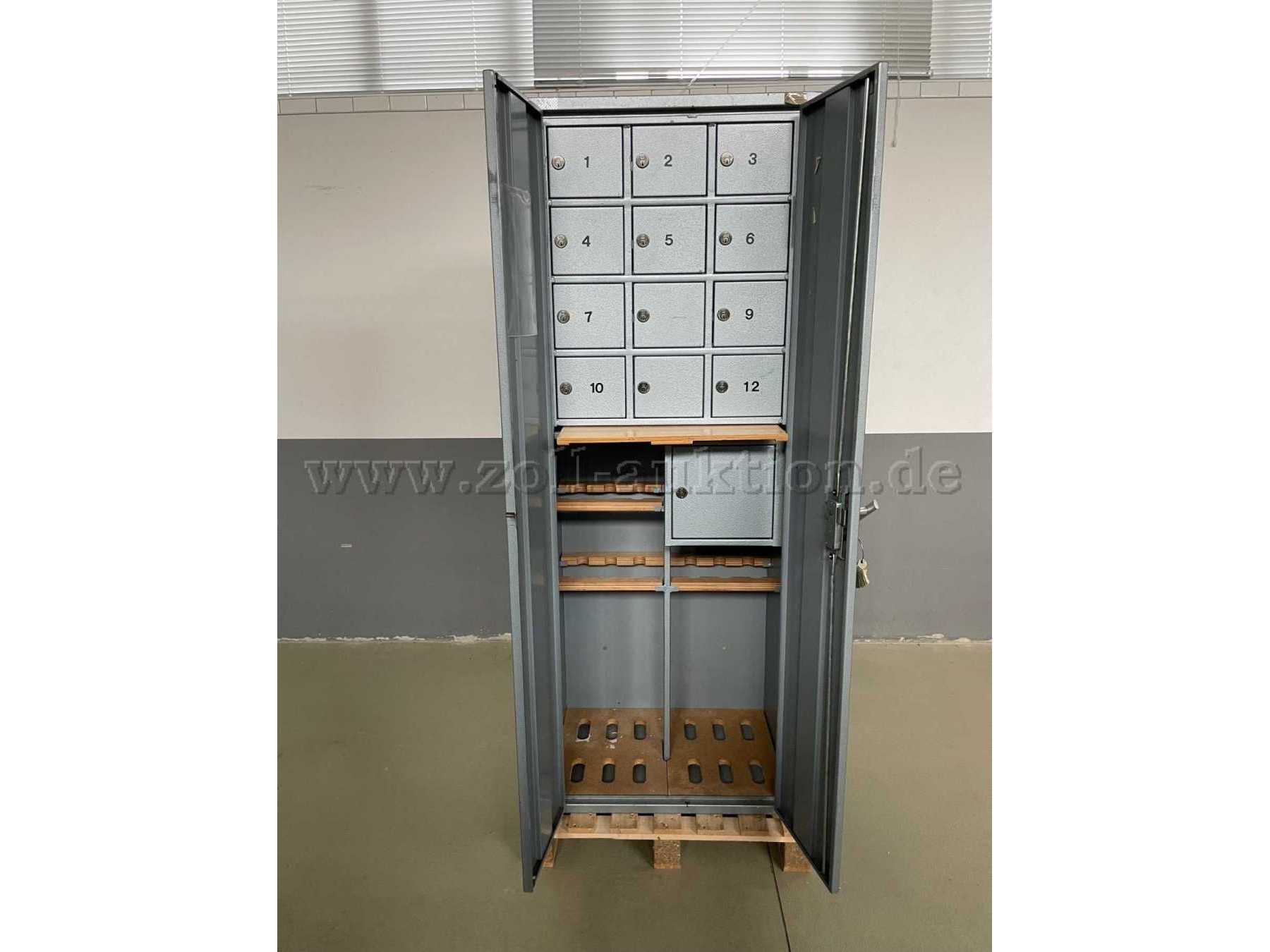 Schrank geöffnet