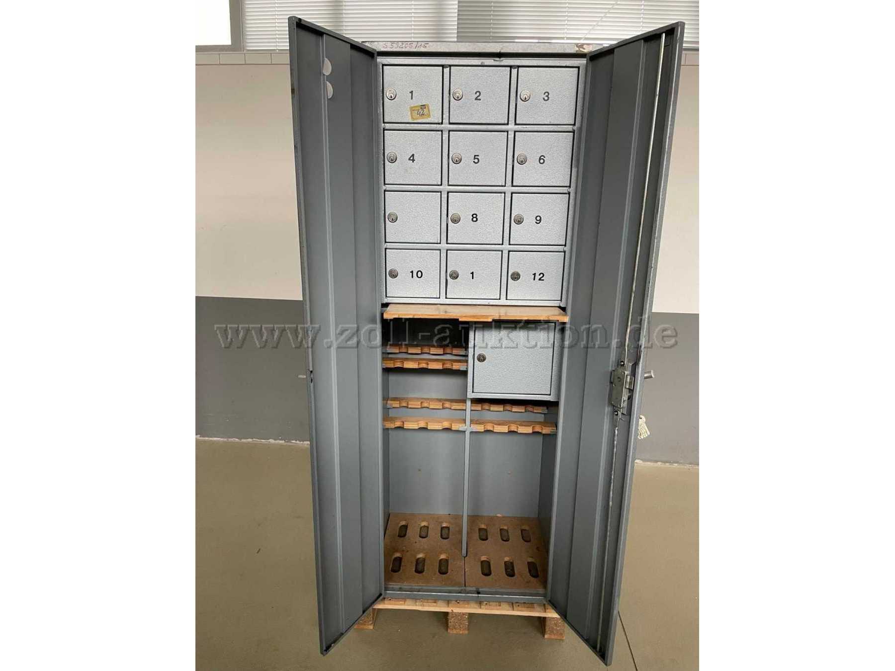 Schrank geöffnet