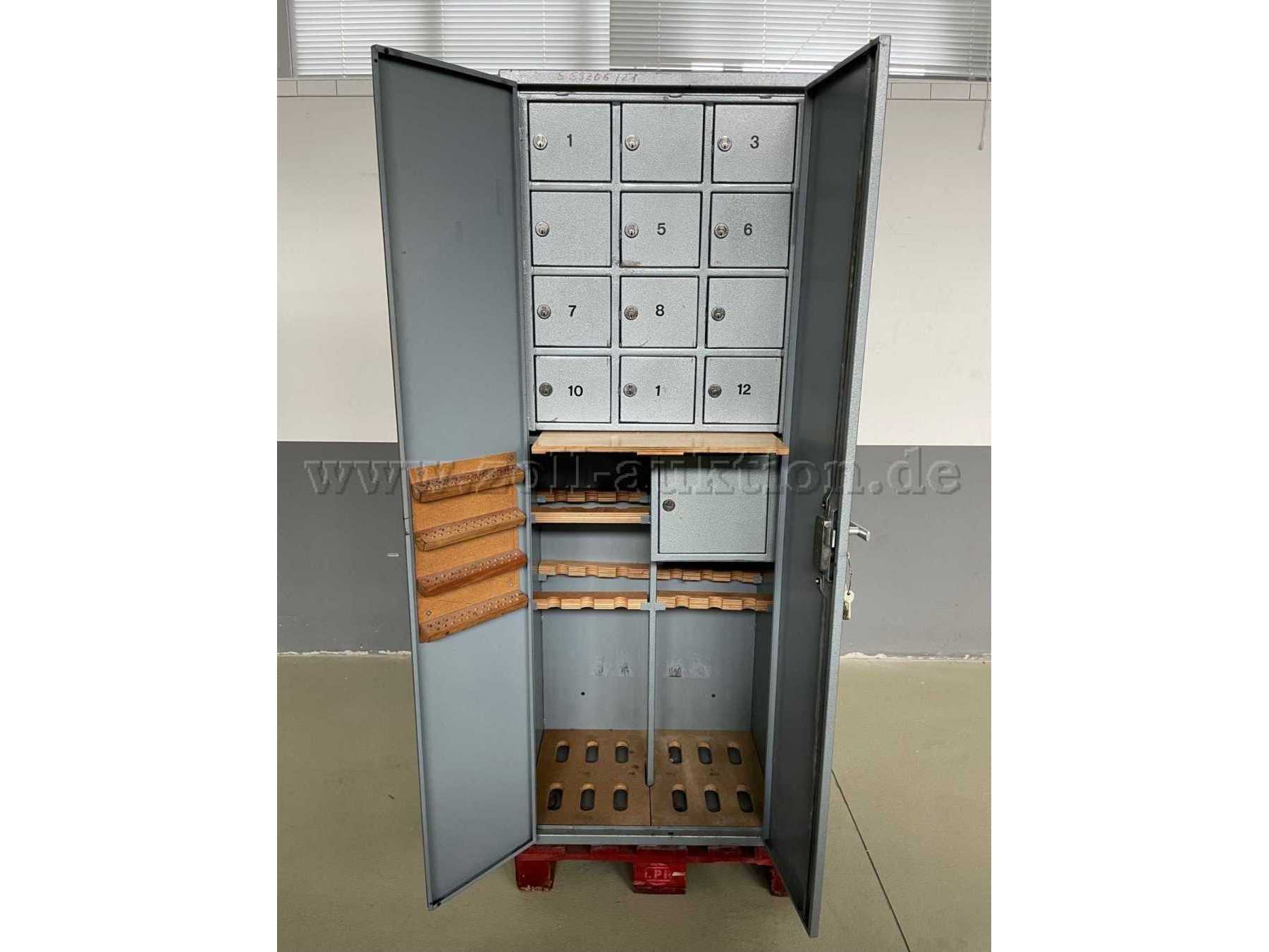 Schrank geöffnet