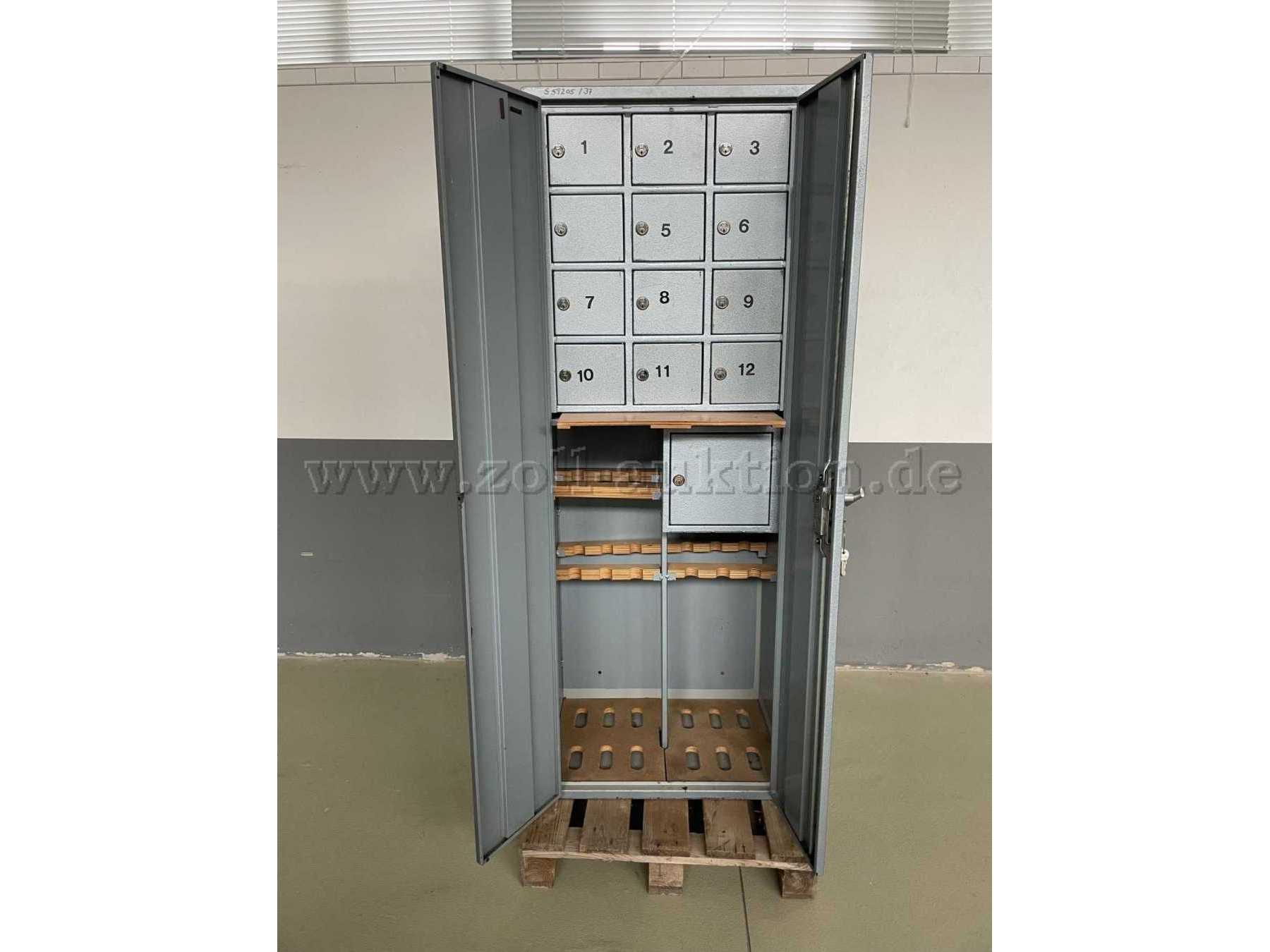 Schrank geöffnet