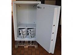 Vorderansicht mit geöffneter Tür