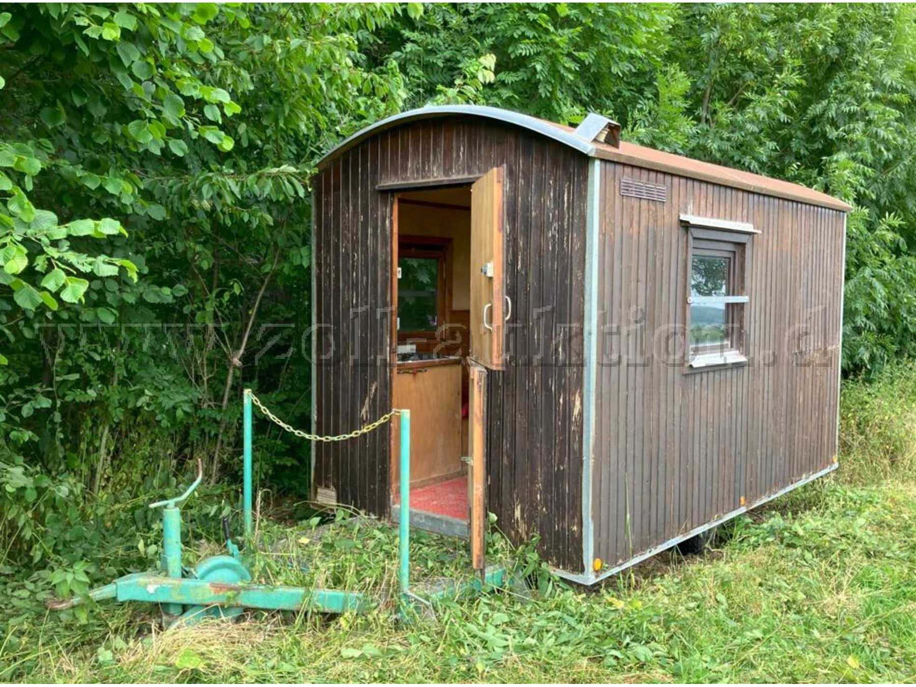 Außenansicht mit Zugang über Gitterrost