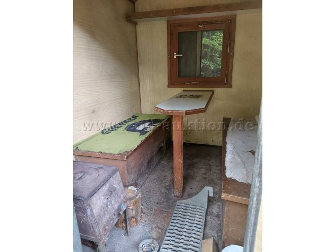 Innenraum mit Sitzbänken und Ofen
