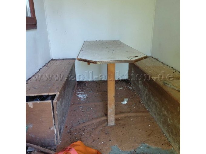 Innenraum mit Tisch (verschmutzt)