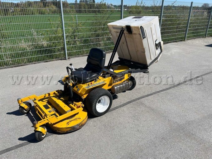 Seitenansicht links mit Grasbehälter gekippt