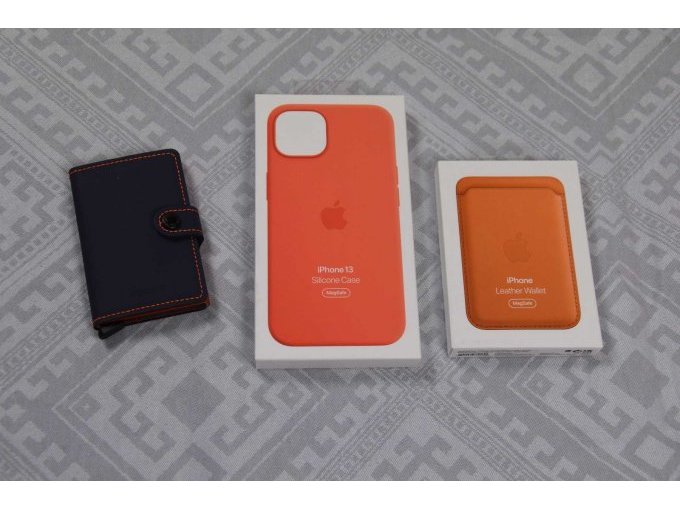 1 Wallet "Secrid" sowie 1 Silicon Case & 1 Leder Wallet von „Apple” - Neuware