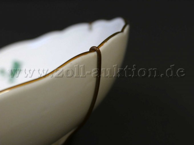 Wandhalterung ist aus kupferfarbenem Draht und um den Tellerrand gebogen