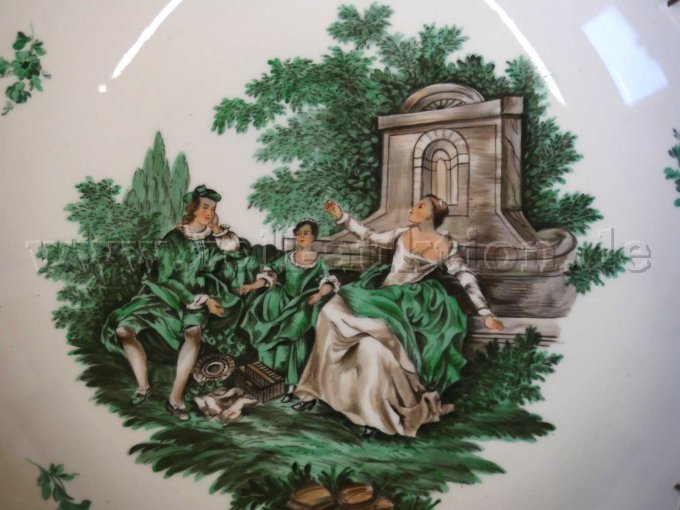 Parklandschaft in der sich drei Personen auf der Wiese entspannen und angeregt unterhalten