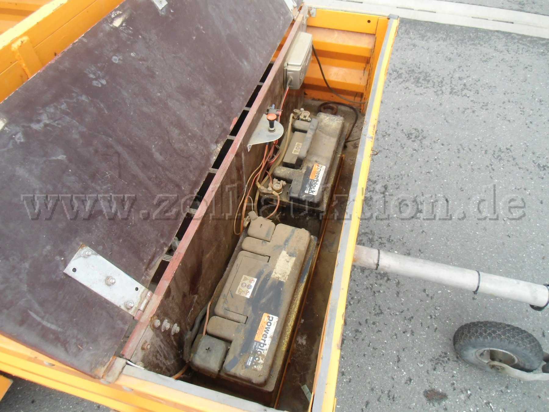 Batteriefach mit 2 Batterien und Ladegerät