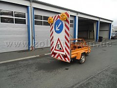 aufgeklappte Warntafel mit 2 Warnleuchten