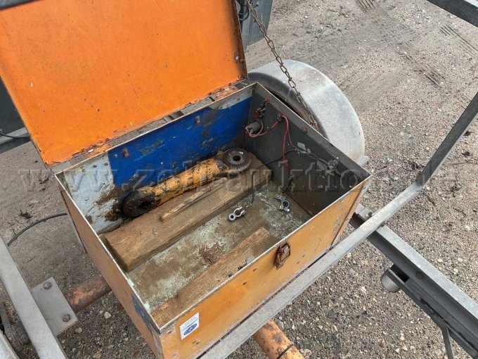 Detailbild geöffneter Staukasten für Batterie