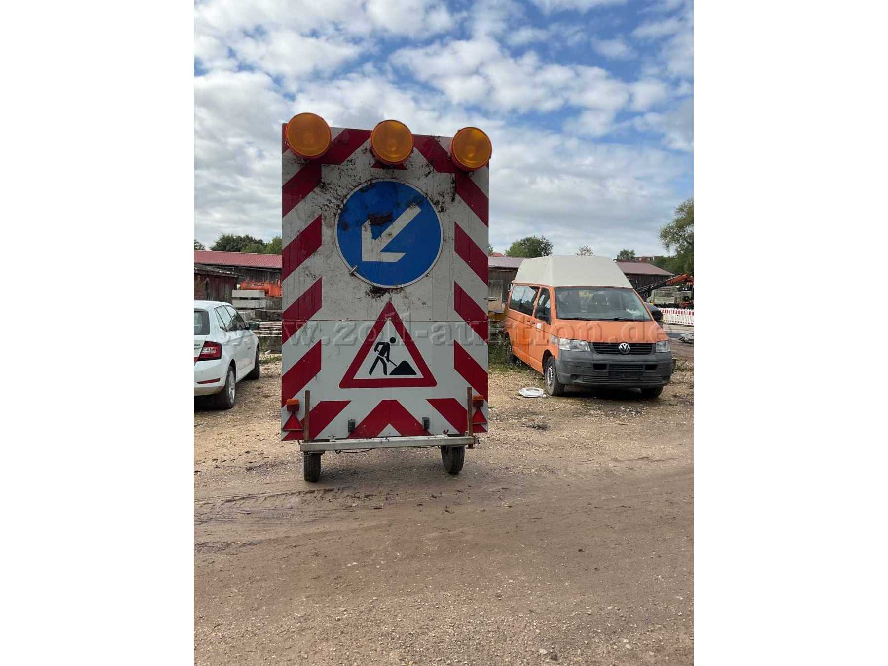 Heckansicht Warnleitanhänger