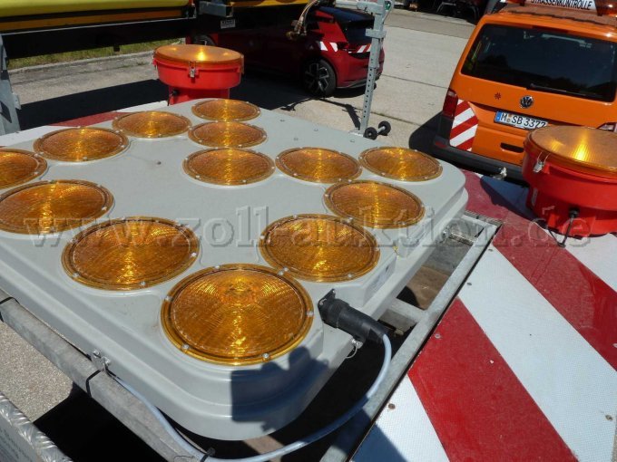 Ansicht 13er Leuchtpfeil zugeklappt von oben 1