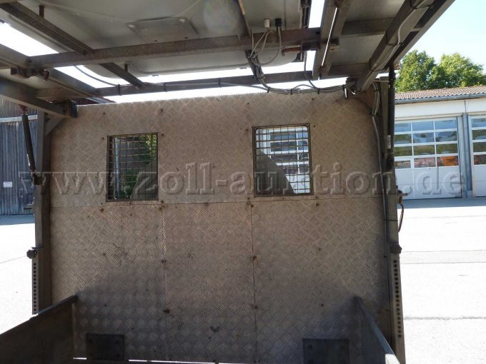 Ansicht auf hochgeklappte Auffahrrampe