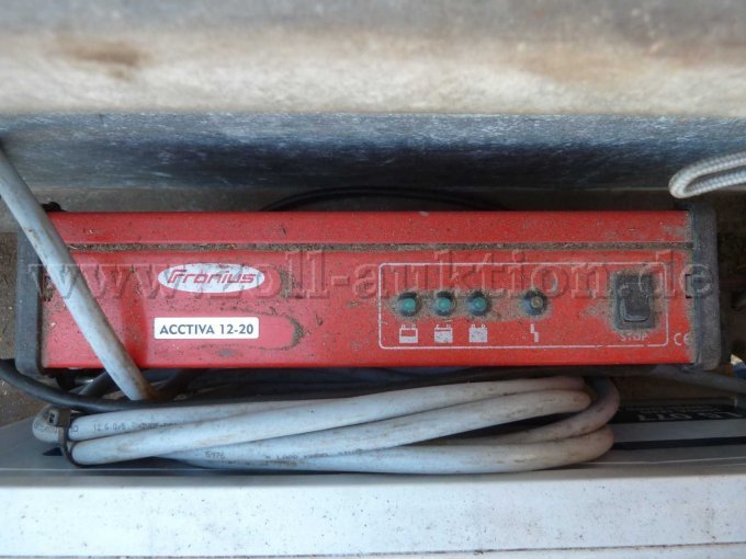 Batterieladegerät im Batteriekasten