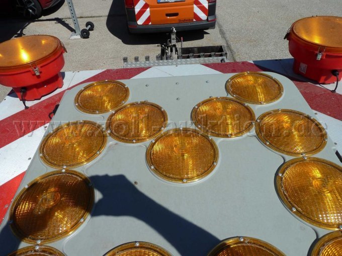 Ansicht 13er Leuchtpfeil zugeklappt von oben 2