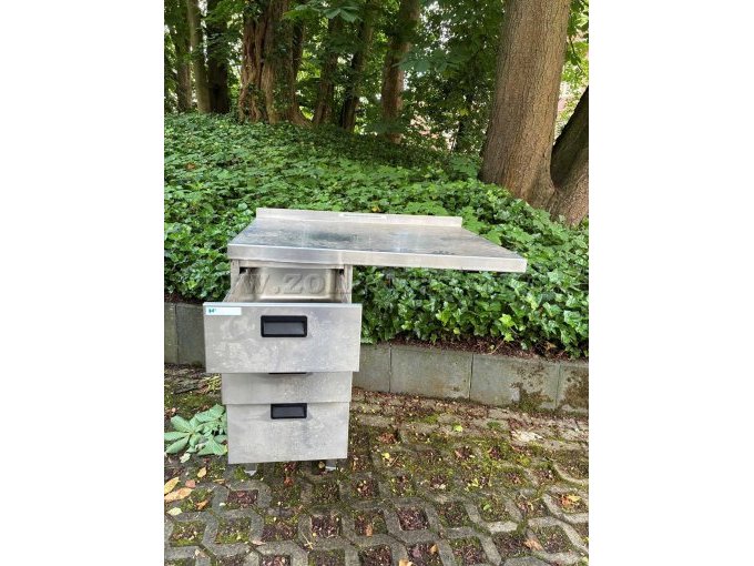 Nebentisch von vorne