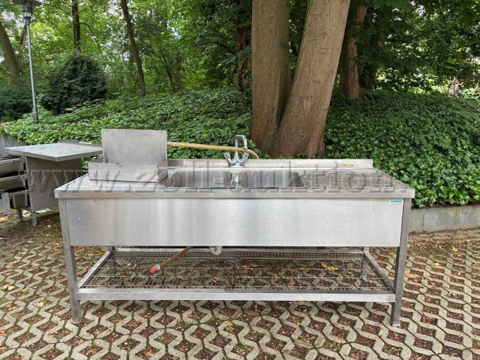 Waschbecken mit Unterschrank von vorne Waschbecken mit Unterschrank von vorne