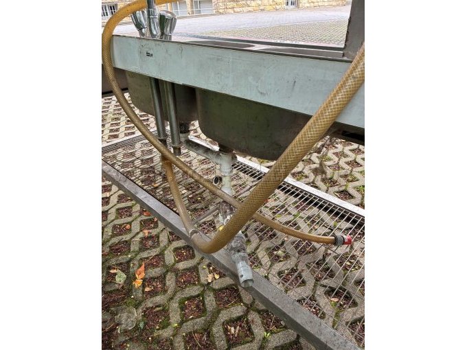 Waschbecken mit Unterschrank von hinten mit den Anschlüssen