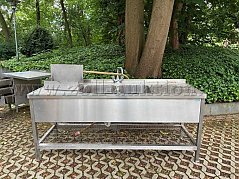 Waschbecken mit Unterschrank von vorne