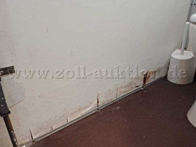 Ansicht von Innen auf eine Seitenwand mit dem Frostschaden