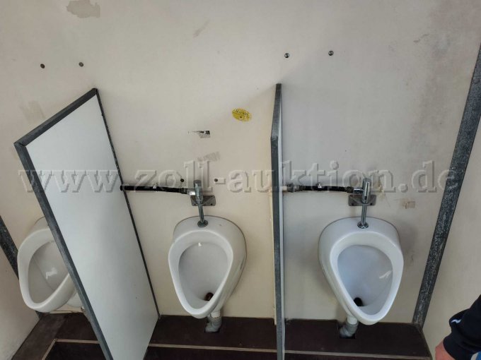 Innenansicht Männerberich auf die drei Hängeurinale