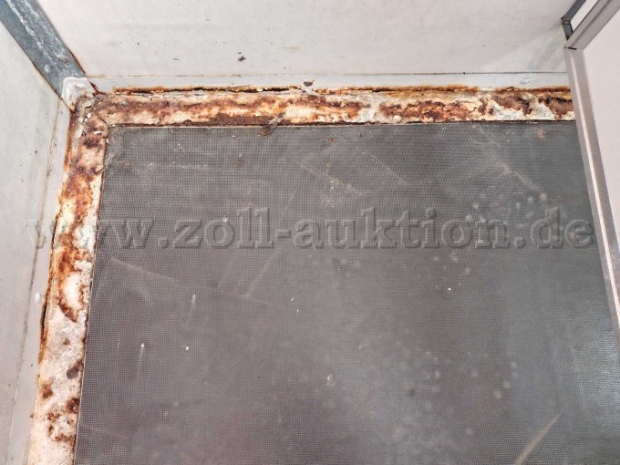 Ansicht von innen auf den Fußboden mit der Metallleiste mit Roststellen von oben