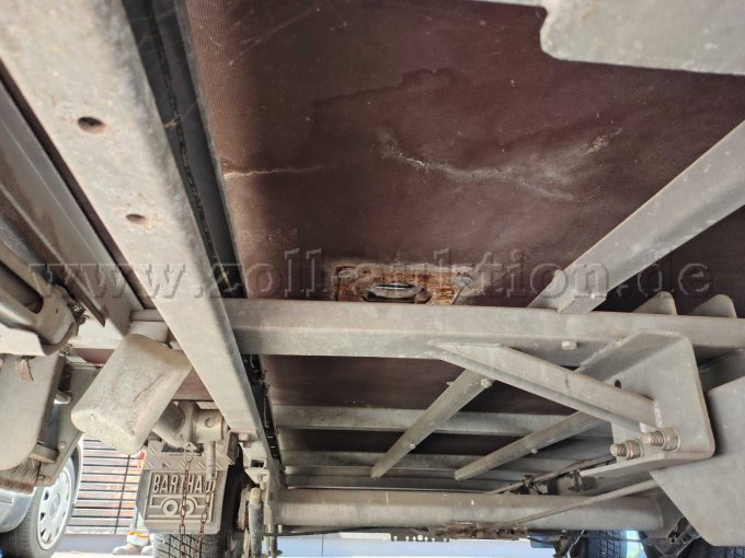 WC Anhänger von unten links