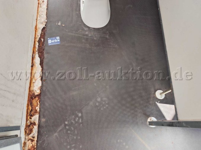 Innenansicht von oben auf die Metallleisten vom Fußboden. Mit Roststellen.