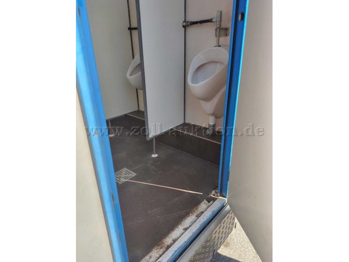 Von Außen Ansicht auf den Eingang Männer Sicht auf zwei Hängeurinale mit Blick auf Trennwand