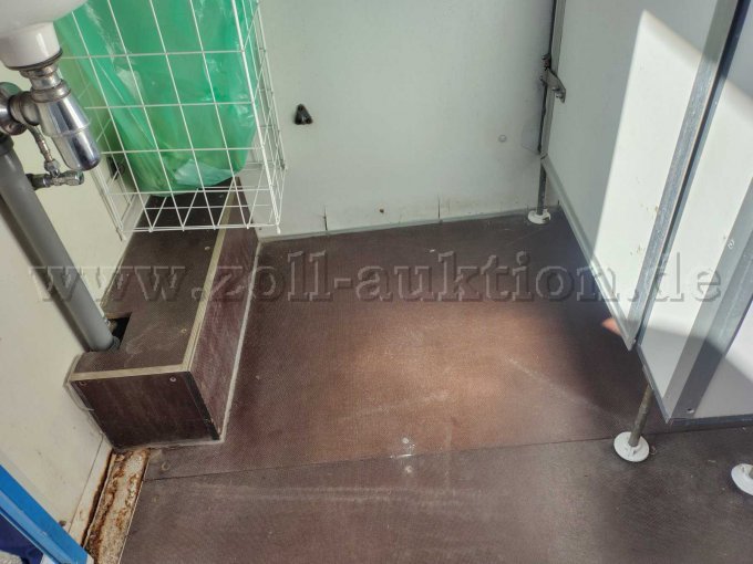 Ansicht von Innen mit Sicht auf eine Seitenwand mit Sicht auf den Fußboden von oben