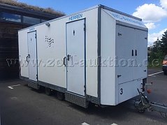 Wc Anhänger von vorne Rechts mit Sicht auf die Eingangstüren Frauen und Männer