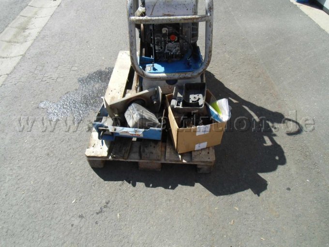 Rüttelplatte Weber CR 5 E vorn mit abgebauten Teilen