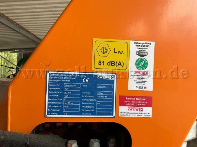 Typenschild des Herstellers mit technischen Angaben und weiteren Kennzeichnungen